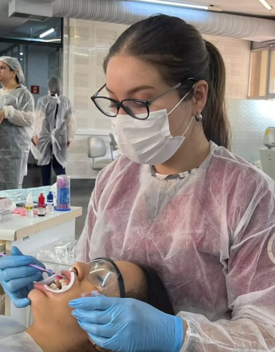 Dra. Alejandra realizando un procedimiento odontológico