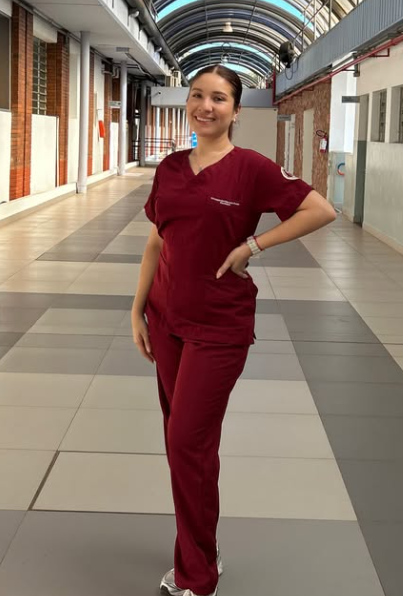 Dra. Alejandra Mercado con uniforme borgoña